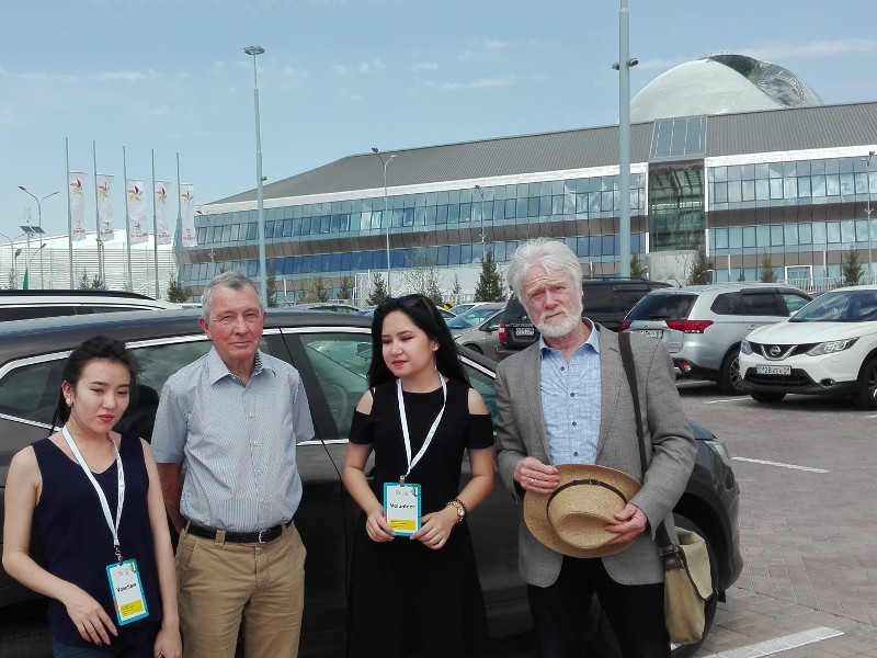 Prof. Dr. Carsten Ahrens (right) with Prof. Dr. Klaus Riedle, Siemens (father of the high efficient gas turbine) with their two volunteering students in front of the congress hall